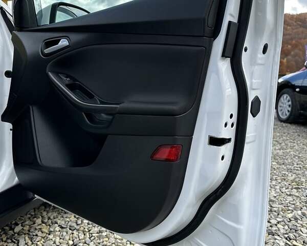 Белый Форд Фокус, объемом двигателя 1.5 л и пробегом 89 тыс. км за 11000 $, фото 23 на Automoto.ua