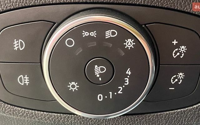 Білий Форд Фокус, об'ємом двигуна 2 л та пробігом 180 тис. км за 14250 $, фото 12 на Automoto.ua