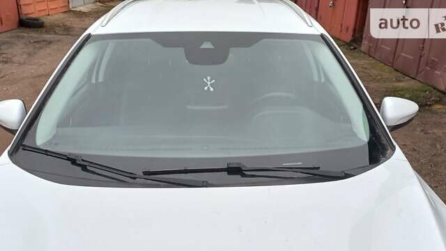 Белый Форд Фокус, объемом двигателя 2 л и пробегом 194 тыс. км за 14800 $, фото 7 на Automoto.ua