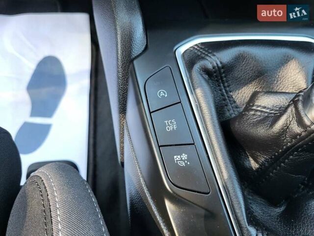 Белый Форд Фокус, объемом двигателя 1.5 л и пробегом 160 тыс. км за 13999 $, фото 58 на Automoto.ua