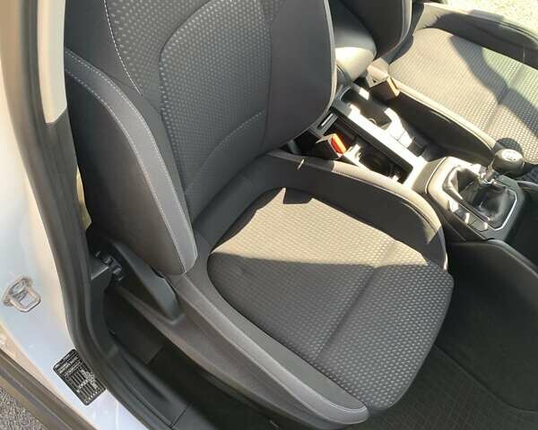 Белый Форд Фокус, объемом двигателя 1.5 л и пробегом 218 тыс. км за 13000 $, фото 4 на Automoto.ua