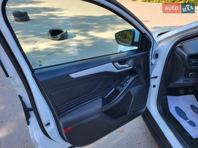 Белый Форд Фокус, объемом двигателя 1.5 л и пробегом 160 тыс. км за 13999 $, фото 11 на Automoto.ua