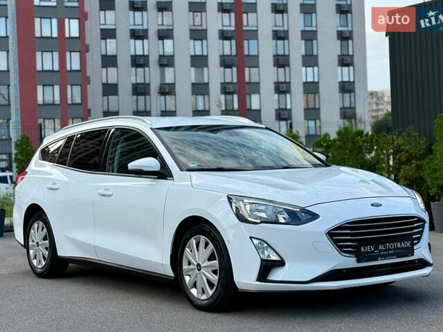Белый Форд Фокус, объемом двигателя 2 л и пробегом 218 тыс. км за 16500 $, фото 4 на Automoto.ua