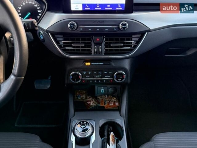 Білий Форд Фокус, об'ємом двигуна 2 л та пробігом 245 тис. км за 13700 $, фото 22 на Automoto.ua