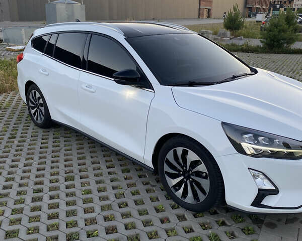 Белый Форд Фокус, объемом двигателя 1.5 л и пробегом 209 тыс. км за 12000 $, фото 3 на Automoto.ua
