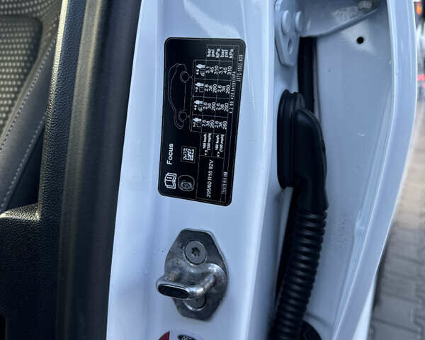 Белый Форд Фокус, объемом двигателя 1.5 л и пробегом 180 тыс. км за 13499 $, фото 22 на Automoto.ua