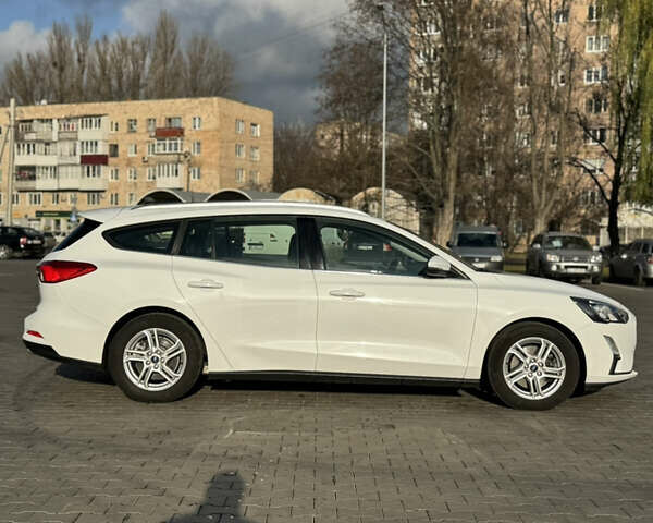 Белый Форд Фокус, объемом двигателя 1.5 л и пробегом 180 тыс. км за 13499 $, фото 3 на Automoto.ua