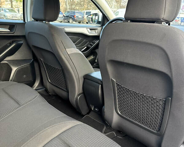 Белый Форд Фокус, объемом двигателя 1.5 л и пробегом 180 тыс. км за 13499 $, фото 44 на Automoto.ua