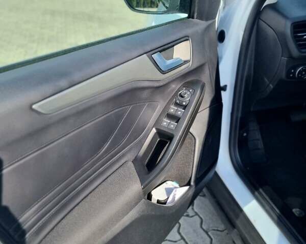 Белый Форд Фокус, объемом двигателя 1.5 л и пробегом 92 тыс. км за 20499 $, фото 2 на Automoto.ua