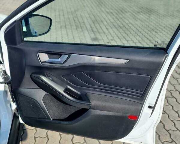 Белый Форд Фокус, объемом двигателя 1.5 л и пробегом 92 тыс. км за 20499 $, фото 3 на Automoto.ua