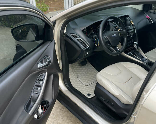 Бежевий Форд Фокус, об'ємом двигуна 2 л та пробігом 140 тис. км за 11000 $, фото 2 на Automoto.ua