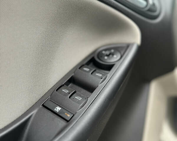 Бежевий Форд Фокус, об'ємом двигуна 2 л та пробігом 172 тис. км за 7900 $, фото 32 на Automoto.ua