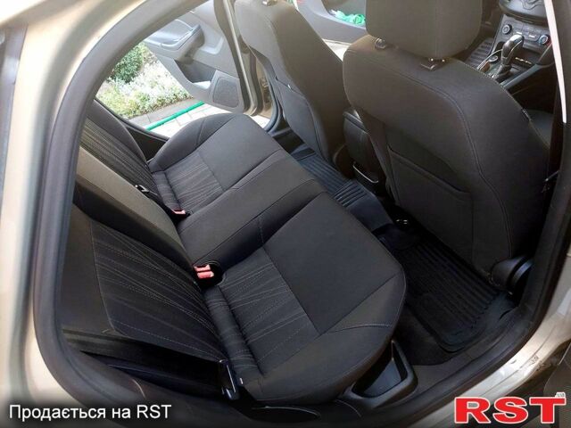 Бежевый Форд Фокус, объемом двигателя 2 л и пробегом 115 тыс. км за 8800 $, фото 3 на Automoto.ua