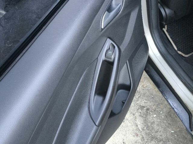 Бежевий Форд Фокус, об'ємом двигуна 2 л та пробігом 180 тис. км за 8500 $, фото 7 на Automoto.ua