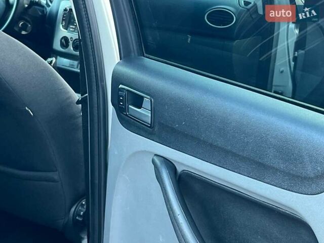 Бежевый Форд Фокус, объемом двигателя 1.6 л и пробегом 217 тыс. км за 6400 $, фото 24 на Automoto.ua