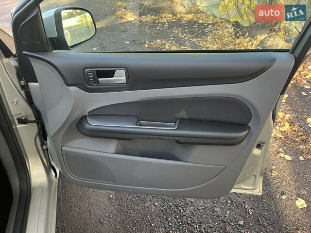 Бежевый Форд Фокус, объемом двигателя 0 л и пробегом 220 тыс. км за 6200 $, фото 18 на Automoto.ua