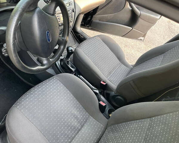 Черный Форд Фокус, объемом двигателя 1.6 л и пробегом 268 тыс. км за 3800 $, фото 6 на Automoto.ua