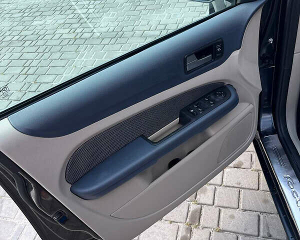 Черный Форд Фокус, объемом двигателя 1.6 л и пробегом 265 тыс. км за 3900 $, фото 6 на Automoto.ua