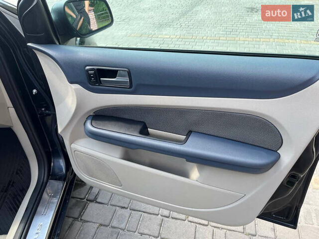 Черный Форд Фокус, объемом двигателя 1.6 л и пробегом 265 тыс. км за 3900 $, фото 7 на Automoto.ua