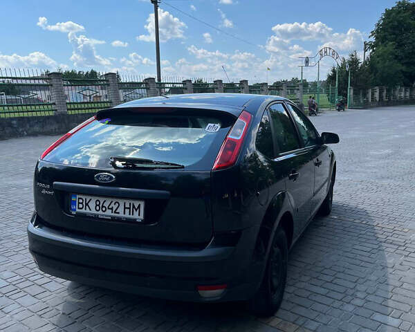 Черный Форд Фокус, объемом двигателя 1.6 л и пробегом 265 тыс. км за 3900 $, фото 2 на Automoto.ua