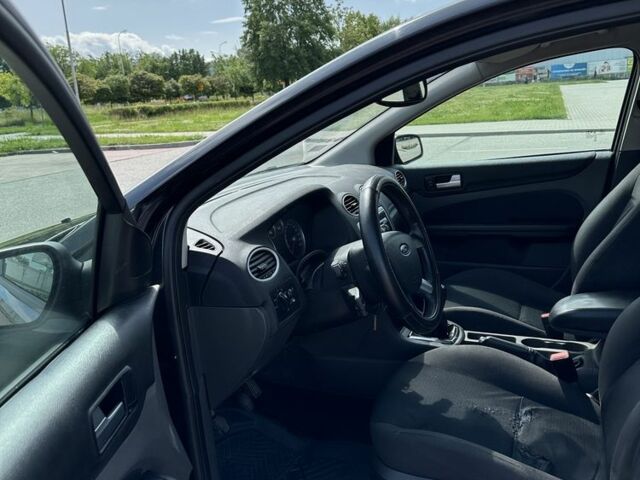 Черный Форд Фокус, объемом двигателя 1.6 л и пробегом 290 тыс. км за 2750 $, фото 6 на Automoto.ua