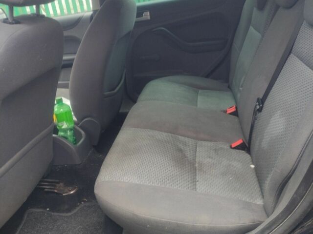 Черный Форд Фокус, объемом двигателя 1.6 л и пробегом 300 тыс. км за 1200 $, фото 10 на Automoto.ua