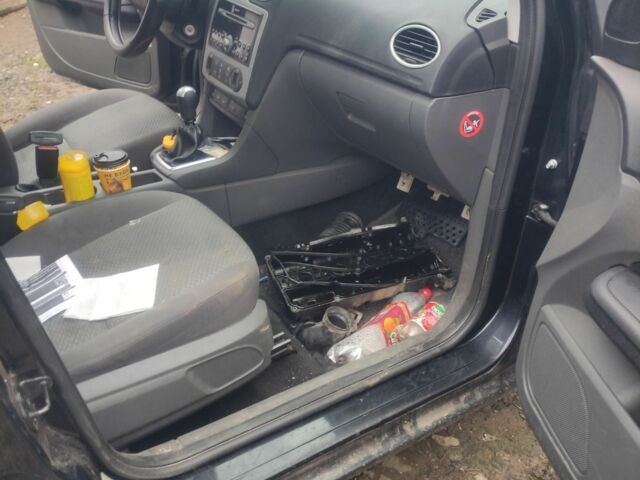 Черный Форд Фокус, объемом двигателя 1.6 л и пробегом 300 тыс. км за 1200 $, фото 8 на Automoto.ua