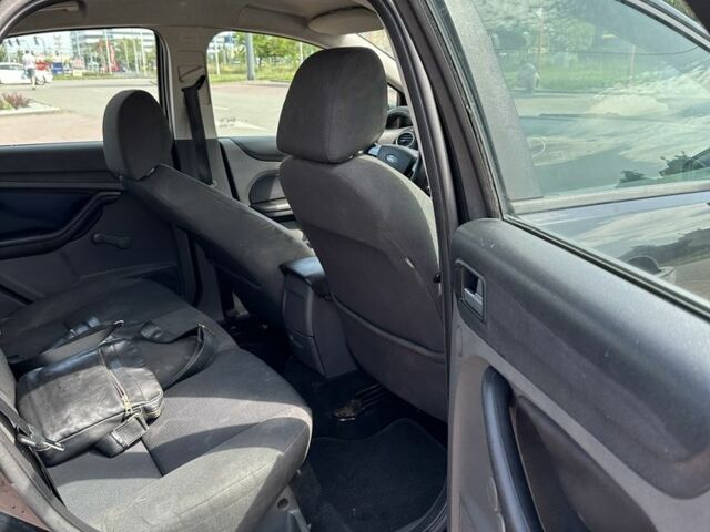 Черный Форд Фокус, объемом двигателя 1.6 л и пробегом 290 тыс. км за 2750 $, фото 9 на Automoto.ua