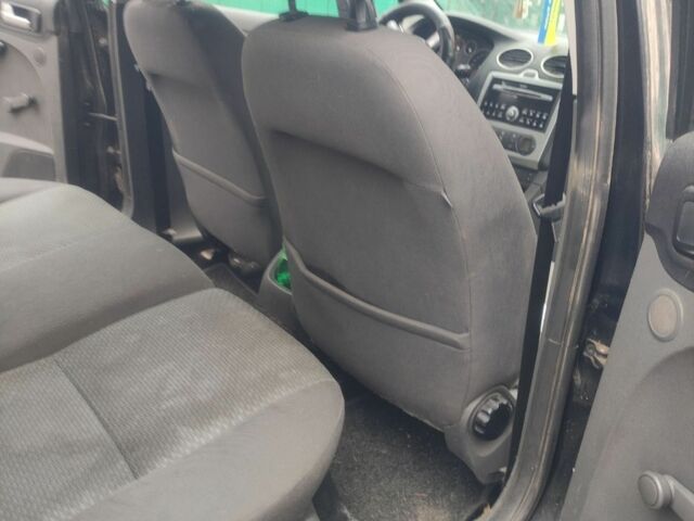 Черный Форд Фокус, объемом двигателя 1.6 л и пробегом 300 тыс. км за 1200 $, фото 16 на Automoto.ua