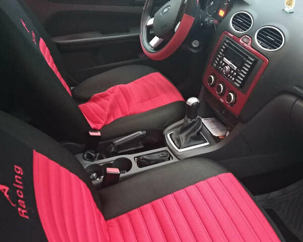 Черный Форд Фокус, объемом двигателя 1.6 л и пробегом 196 тыс. км за 4100 $, фото 6 на Automoto.ua