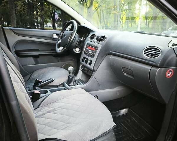 Черный Форд Фокус, объемом двигателя 1.6 л и пробегом 155 тыс. км за 4100 $, фото 10 на Automoto.ua