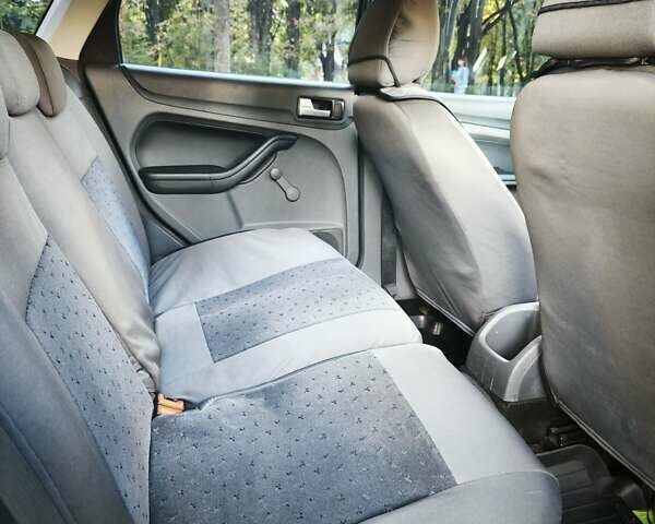 Черный Форд Фокус, объемом двигателя 1.6 л и пробегом 155 тыс. км за 4100 $, фото 9 на Automoto.ua