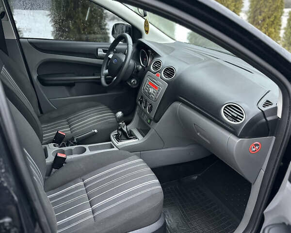 Черный Форд Фокус, объемом двигателя 1.6 л и пробегом 222 тыс. км за 5099 $, фото 10 на Automoto.ua