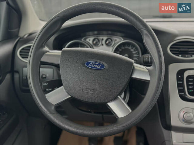 Черный Форд Фокус, объемом двигателя 1.6 л и пробегом 192 тыс. км за 5600 $, фото 15 на Automoto.ua