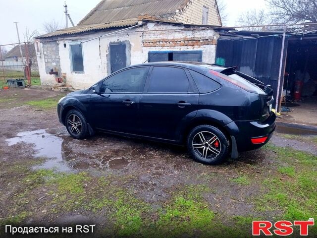 Черный Форд Фокус, объемом двигателя 1.6 л и пробегом 300 тыс. км за 4600 $, фото 2 на Automoto.ua