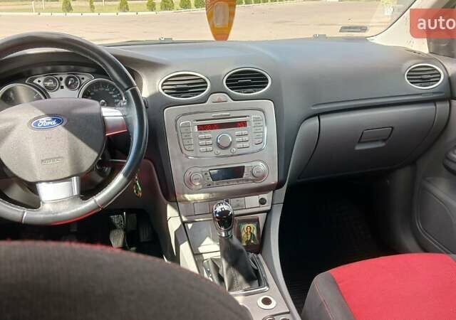Черный Форд Фокус, объемом двигателя 1.56 л и пробегом 405 тыс. км за 4950 $, фото 6 на Automoto.ua
