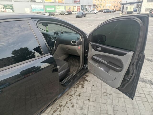 Черный Форд Фокус, объемом двигателя 1.6 л и пробегом 305 тыс. км за 5500 $, фото 3 на Automoto.ua