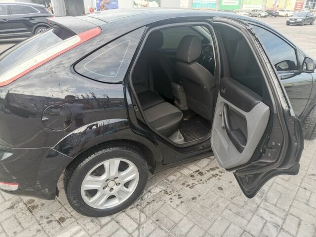 Черный Форд Фокус, объемом двигателя 1.6 л и пробегом 305 тыс. км за 5500 $, фото 4 на Automoto.ua