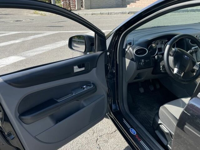 Черный Форд Фокус, объемом двигателя 1.6 л и пробегом 300 тыс. км за 5100 $, фото 7 на Automoto.ua