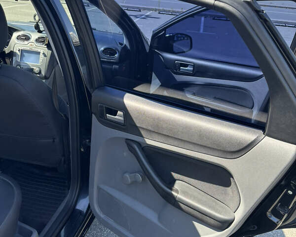 Черный Форд Фокус, объемом двигателя 2 л и пробегом 255 тыс. км за 6000 $, фото 8 на Automoto.ua