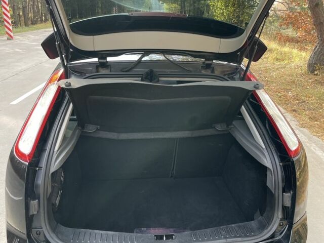 Чорний Форд Фокус, об'ємом двигуна 2 л та пробігом 257 тис. км за 5400 $, фото 12 на Automoto.ua