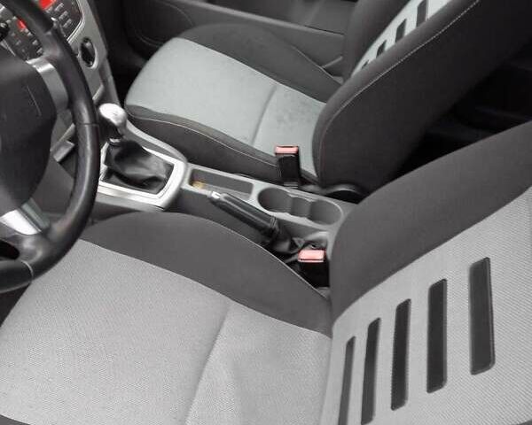 Черный Форд Фокус, объемом двигателя 1.6 л и пробегом 187 тыс. км за 4900 $, фото 10 на Automoto.ua