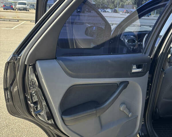 Черный Форд Фокус, объемом двигателя 2 л и пробегом 255 тыс. км за 6000 $, фото 11 на Automoto.ua