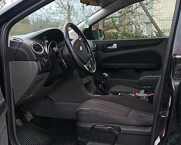 Черный Форд Фокус, объемом двигателя 1.6 л и пробегом 250 тыс. км за 6000 $, фото 2 на Automoto.ua