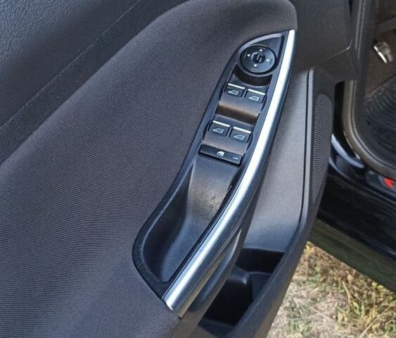 Чорний Форд Фокус, об'ємом двигуна 2 л та пробігом 106 тис. км за 10000 $, фото 7 на Automoto.ua