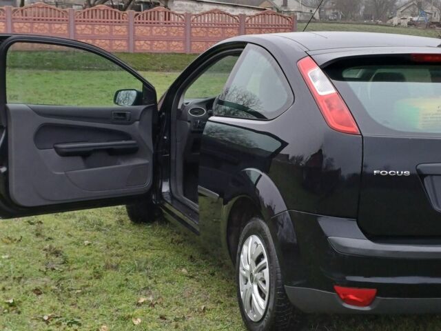 Черный Форд Фокус, объемом двигателя 1.4 л и пробегом 170 тыс. км за 3500 $, фото 2 на Automoto.ua
