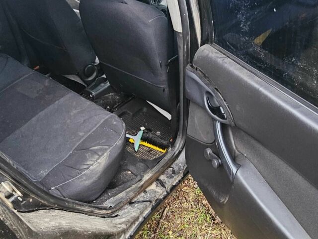 Черный Форд Фокус, объемом двигателя 1.6 л и пробегом 300 тыс. км за 1800 $, фото 11 на Automoto.ua