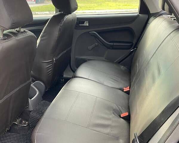 Черный Форд Фокус, объемом двигателя 1.6 л и пробегом 318 тыс. км за 4000 $, фото 3 на Automoto.ua