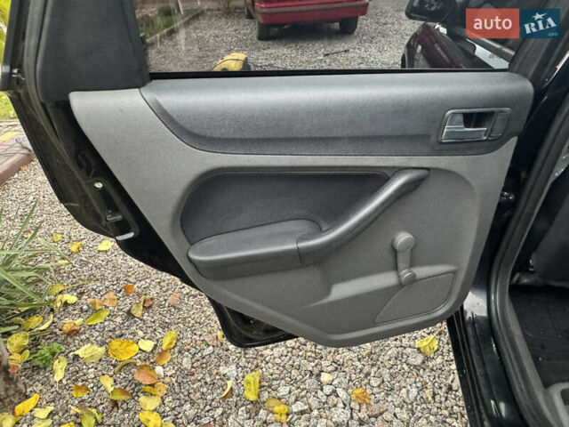 Черный Форд Фокус, объемом двигателя 1.6 л и пробегом 220 тыс. км за 2200 $, фото 16 на Automoto.ua