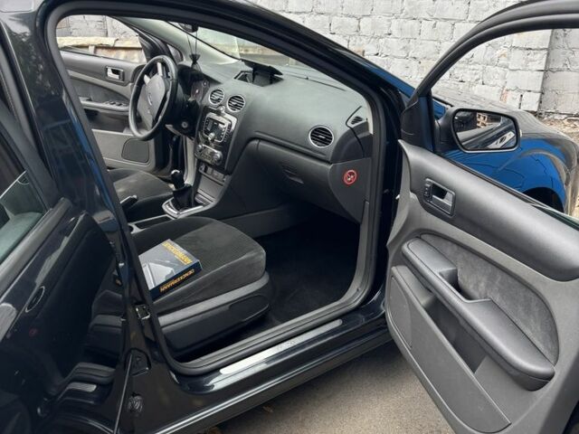 Черный Форд Фокус, объемом двигателя 2 л и пробегом 249 тыс. км за 5300 $, фото 6 на Automoto.ua